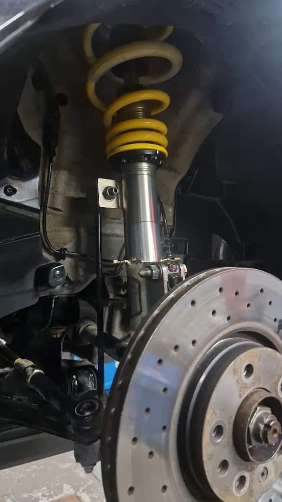 Ρυθμιζόμενη ανάρτηση Coilover τοποθετημένη